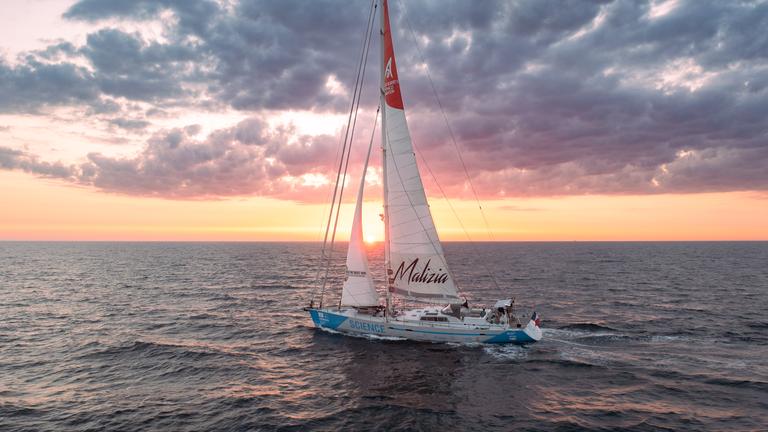 Das Segelschiff "Malizia Explorer" auf dem Meer.