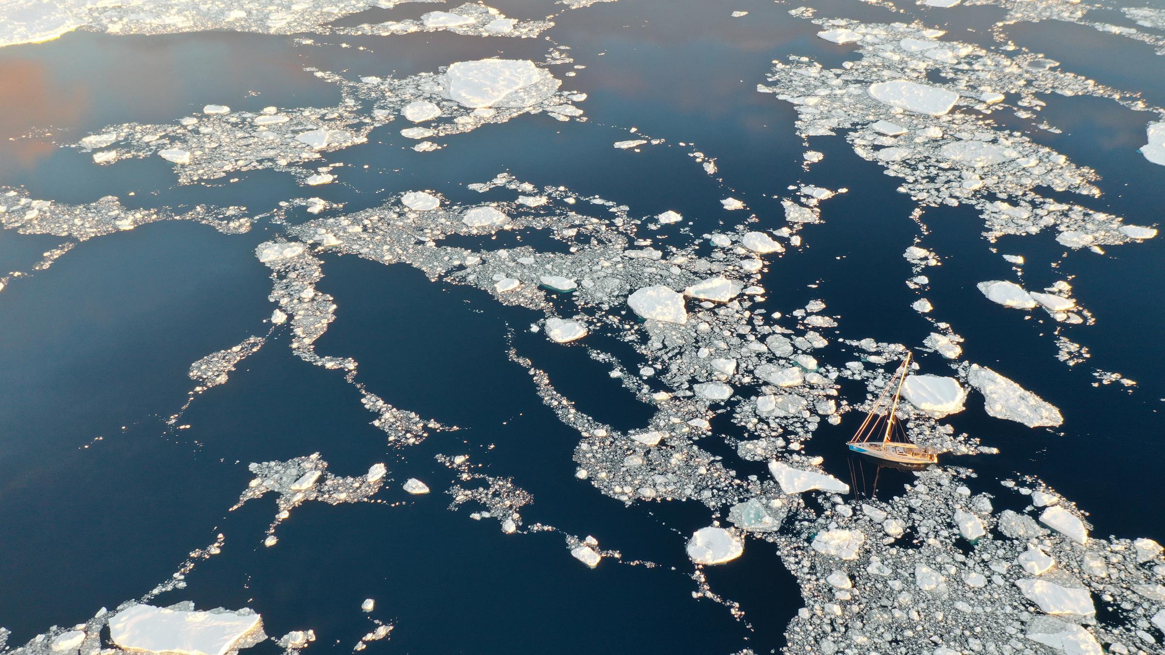 Drohnenshot mit Forschungsboot