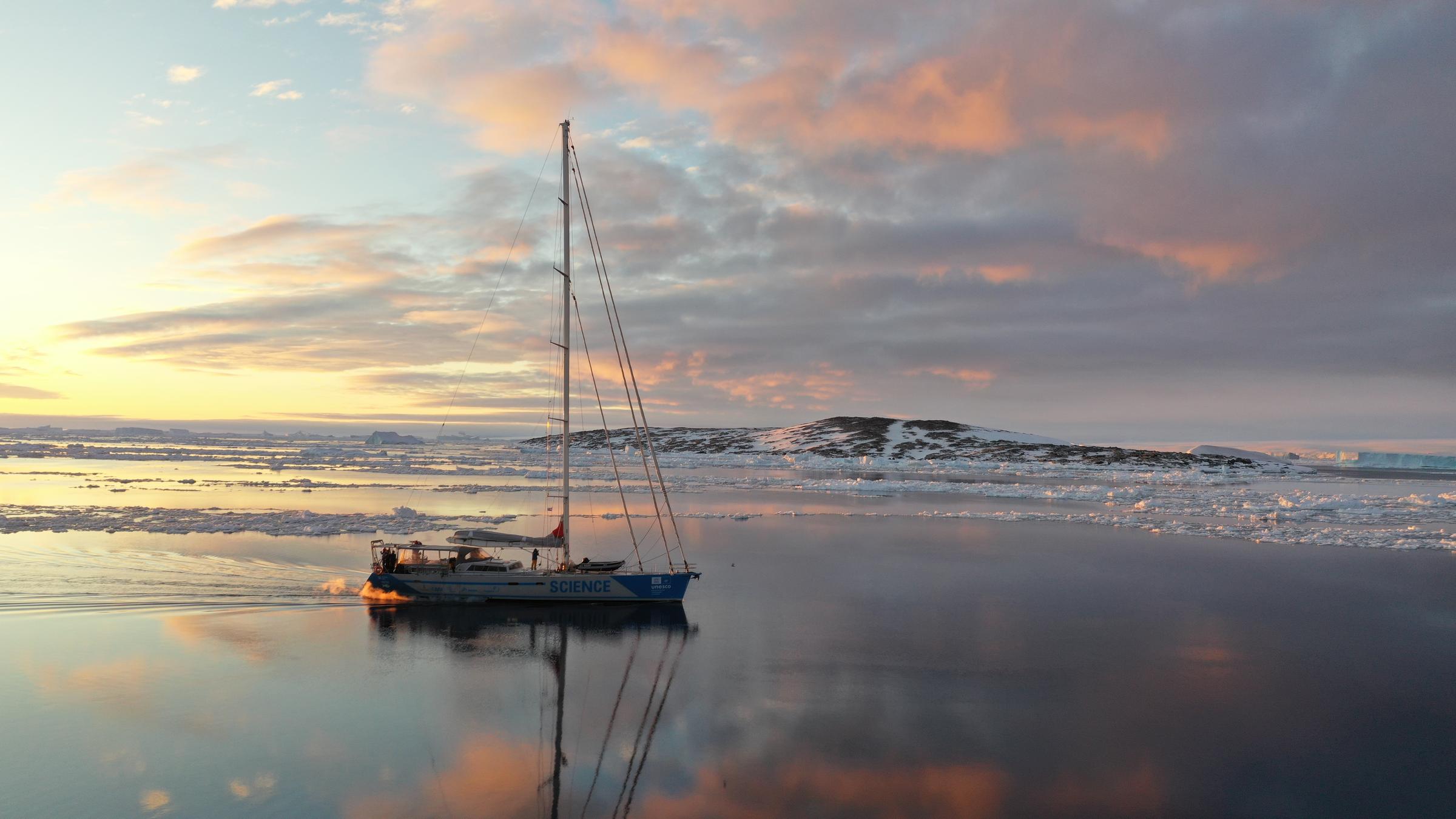 Boot bei Sonnenuntergang
