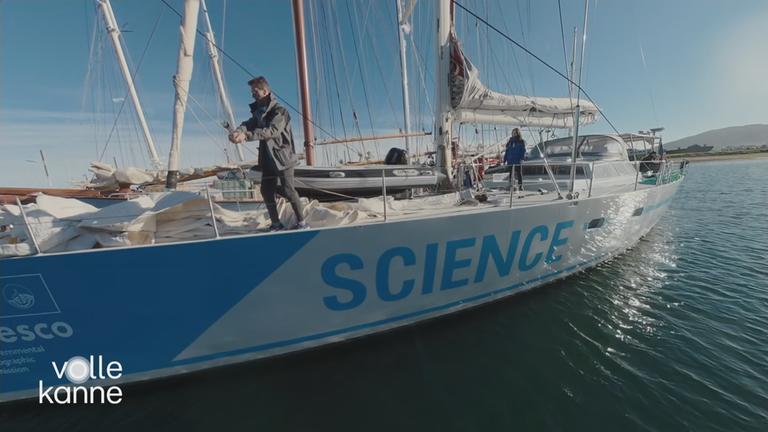 ZDF-Reporter Carsten Behrendt auf einem Segelboot