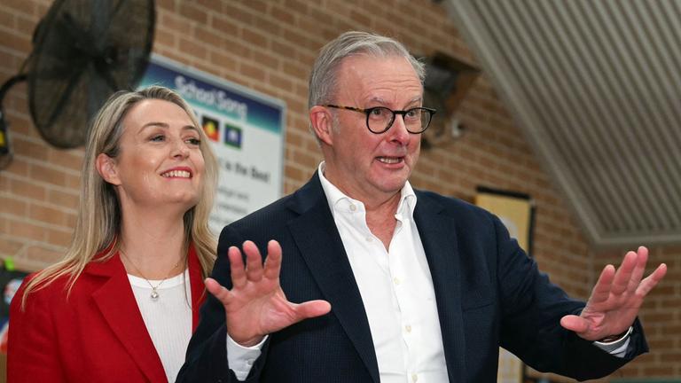 Australiens Premierminister Anthony Albanese mit Partnerin Jodie Haydon