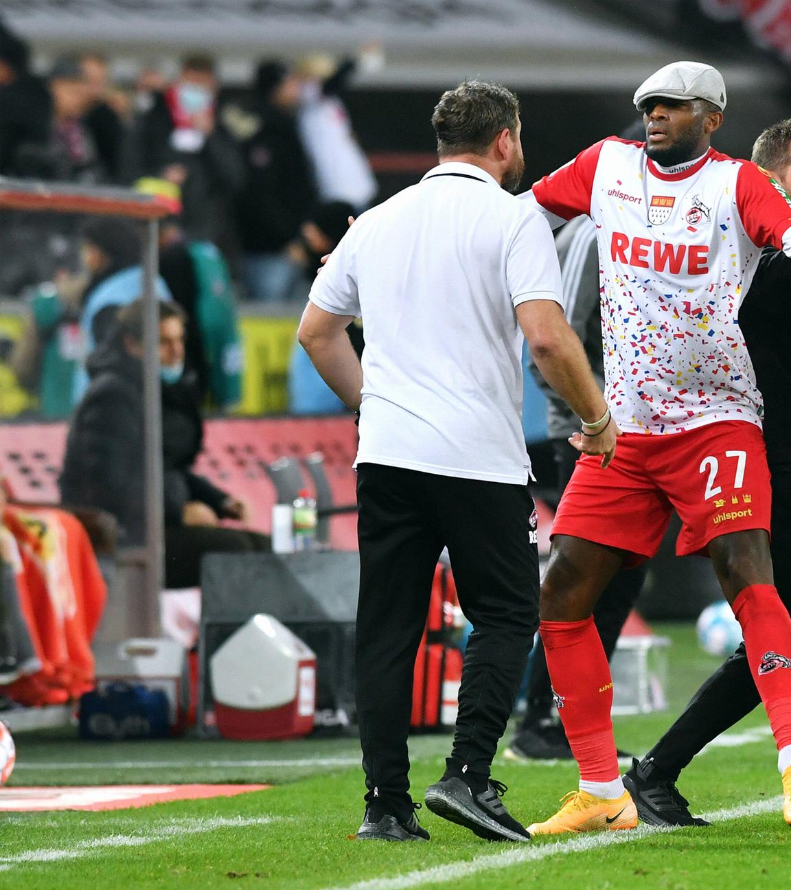Anthony Modeste (KOE) schnappt sich nach seinem Tor zum 2:2 Ausgleich die Mütze von Cheftrainer Steffen Baumgart (KOE)