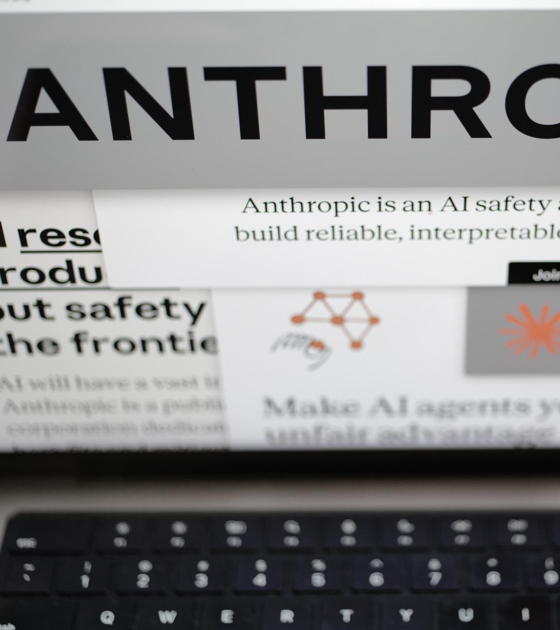 Notebook mit verschiedenen geöffneten Fenstern und Programmen von Anthropic