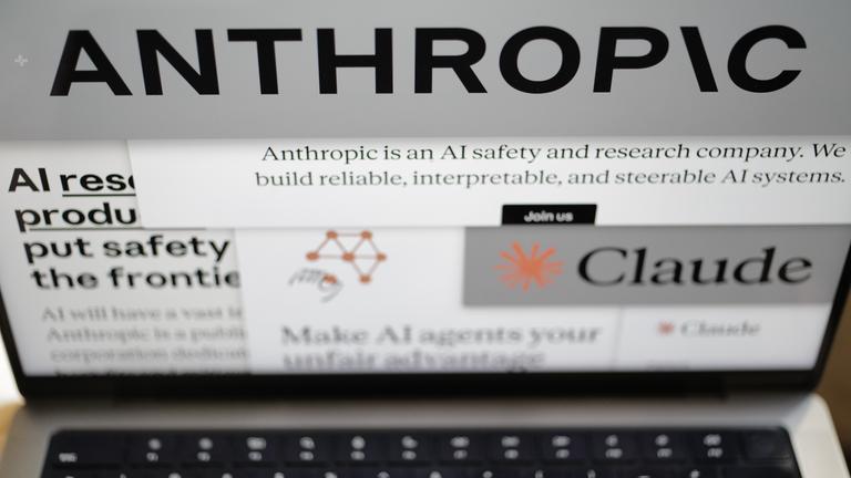 Notebook mit verschiedenen geöffneten Fenstern und Programmen von Anthropic