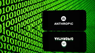 Das Bild zeigt grüne Nullen und Einsen auf schwarzem Hintergrund. In der unteren rechten Ecke ist das Logo der Firma Anthtopic: ein schwarzes Viereck, in dem in weiß "Anthropic" steht und das ganze unten drunter gespiegelt.