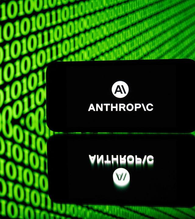 Das Bild zeigt grüne Nullen und Einsen auf schwarzem Hintergrund. In der unteren rechten Ecke ist das Logo der Firma Anthtopic: ein schwarzes Viereck, in dem in weiß "Anthropic" steht und das ganze unten drunter gespiegelt.