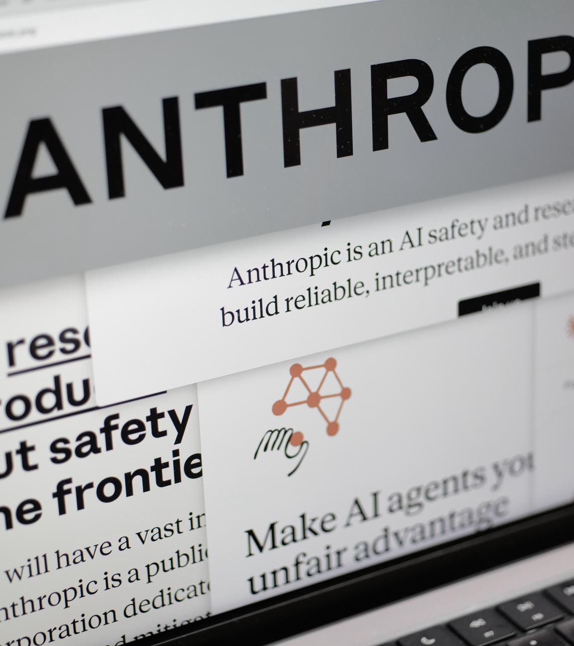 Die Anthropic-Website und das Firmenlogo werden am Donnerstag, dem 26. Februar 2026, auf einem Computerbildschirm in New York angezeigt.