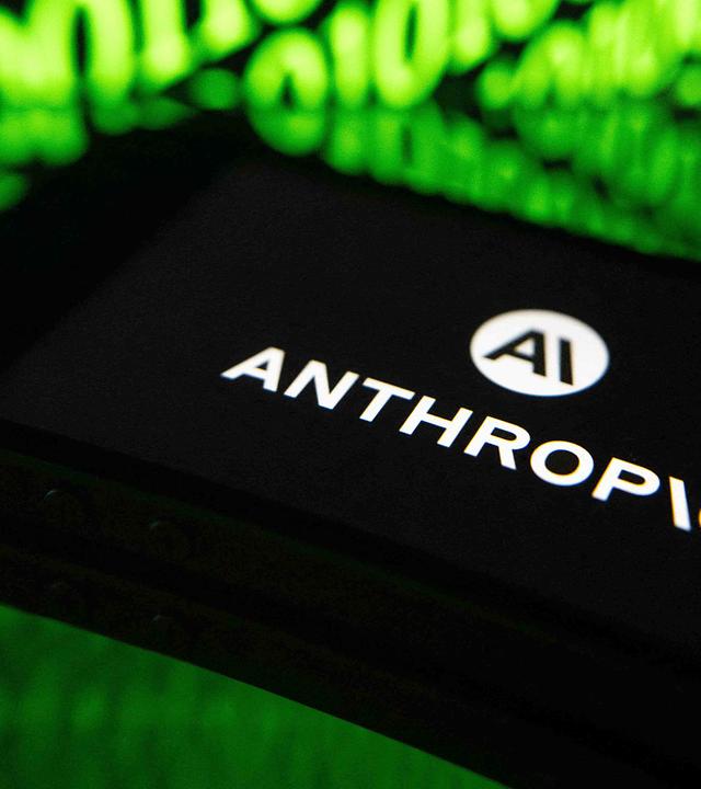 Smartphone-Display mit Logo von Anthropic (Fotomontage)