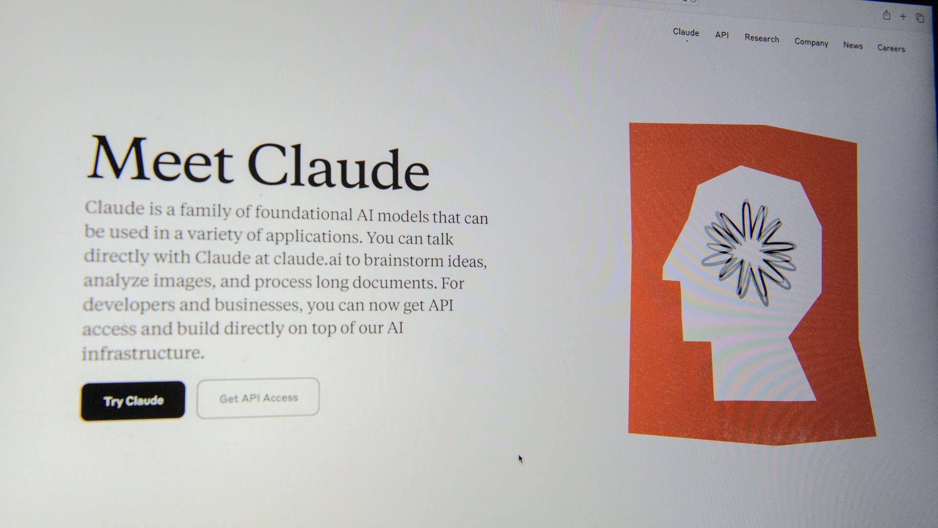 Ein Monitor zeigt die Website des KI-Chatbots Claude von der US-Firma Anthropic.