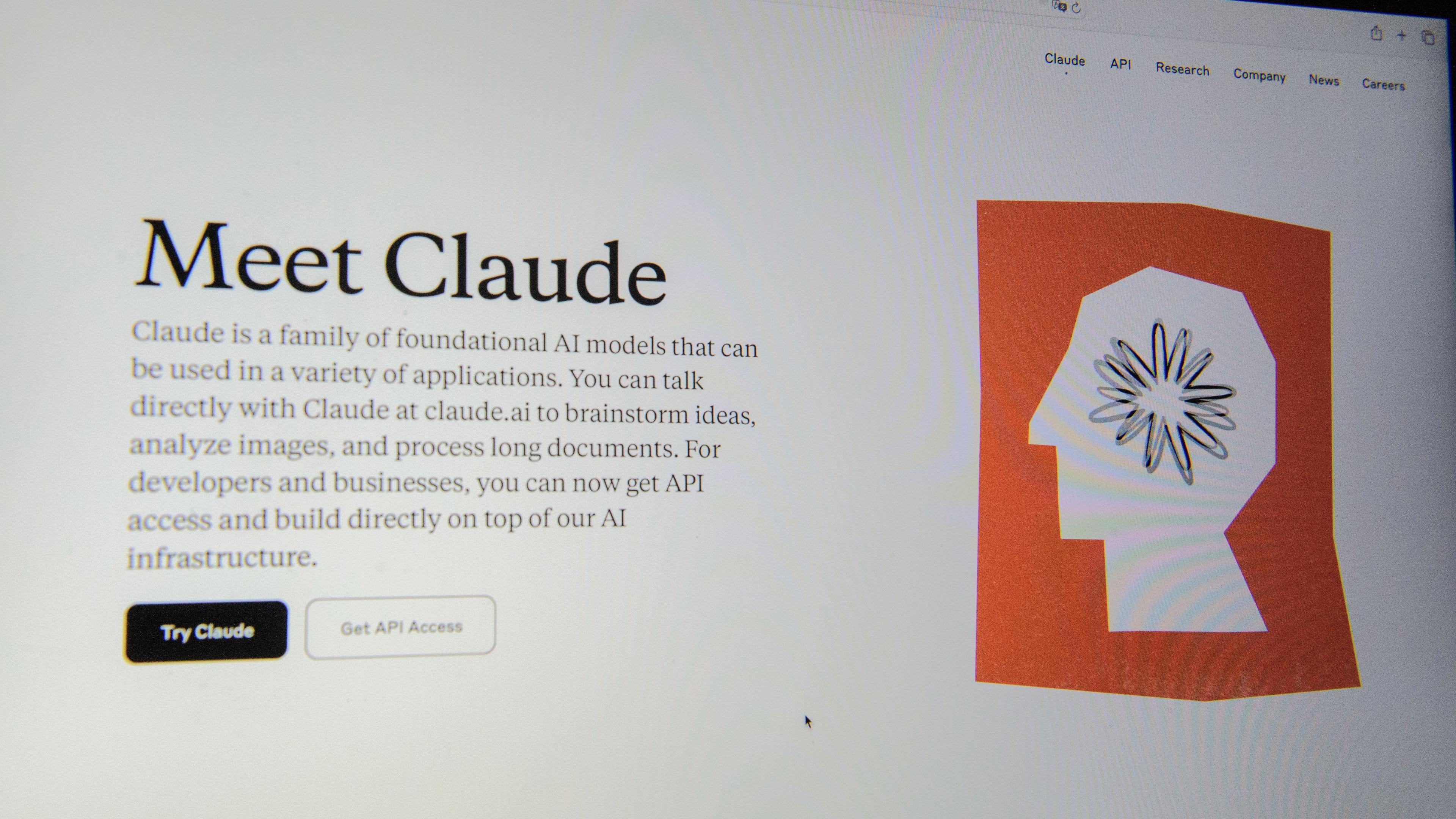 Ein Monitor zeigt die Website des KI-Chatbots Claude von der US-Firma Anthropic.