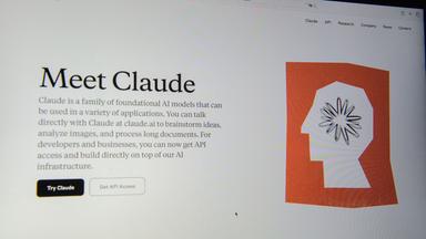 Ein Monitor zeigt die Website des KI-Chatbots Claude von der US-Firma Anthropic.