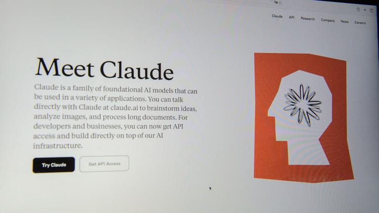 Ein Monitor zeigt die Website des KI-Chatbots Claude von der US-Firma Anthropic.