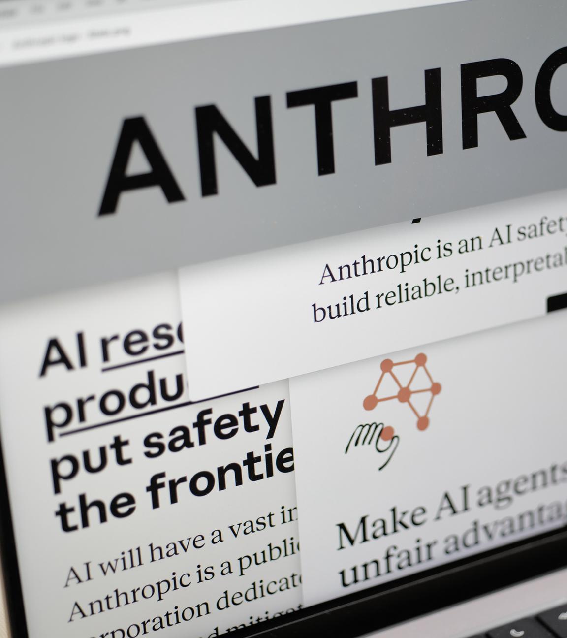Auf einem Computerbildschirm in New York werden Seiten der Anthropic-Website und das Firmenlogo angezeigt.