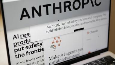 Auf einem Computerbildschirm in New York werden Seiten der Anthropic-Website und das Firmenlogo angezeigt.