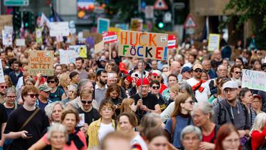 Zehntausende gehen gegen Rechtsextremismus auf die Straße