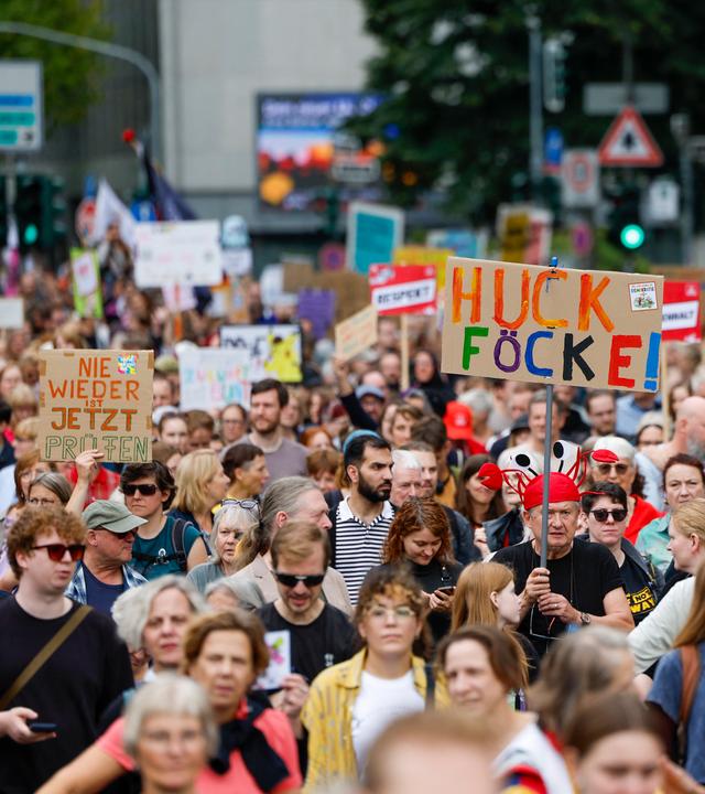 Düsseldorf: Menschen bei einer Demonstration unter dem Motto "Kein Schritt zurück! Gegen AfD und rechte Hetze!"