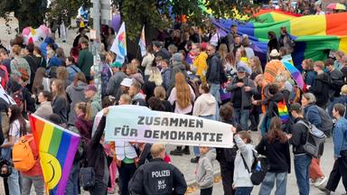 Gegner der AfD protestieren in Schwerin.