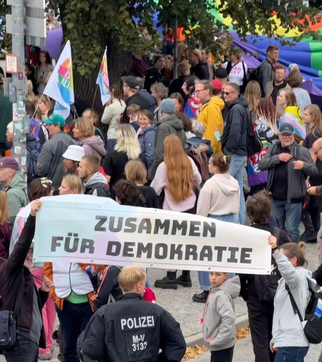 Gegner der AfD protestieren in Schwerin.