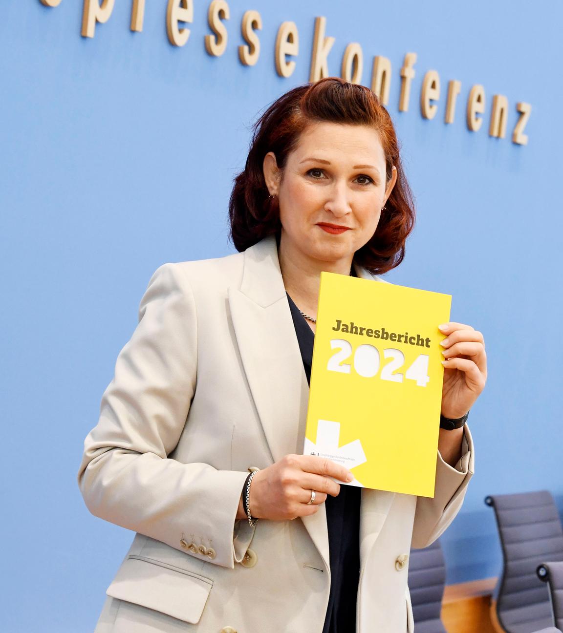 Ferda Ataman bei der Bundespressekonferenz Jahresbericht 2024 der Antidiskriminierungsstelle des Bundes im Haus der Bundespressekonferenz. Berlin, 03.06.2025