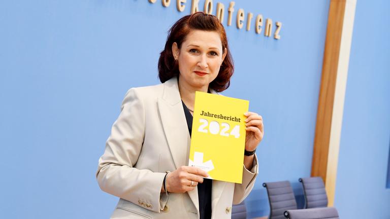 Ferda Ataman bei der Bundespressekonferenz Jahresbericht 2024 der Antidiskriminierungsstelle des Bundes im Haus der Bundespressekonferenz. Berlin, 03.06.2025