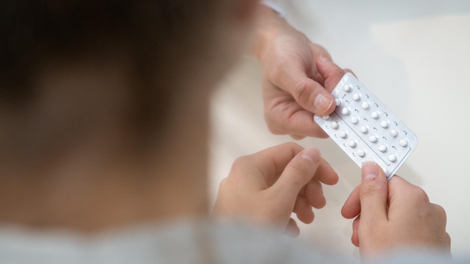 Gynäkologin Stephanie Eder gibt in ihrer Frauenarztpraxis einer jungen Patientin die Antibabypille.