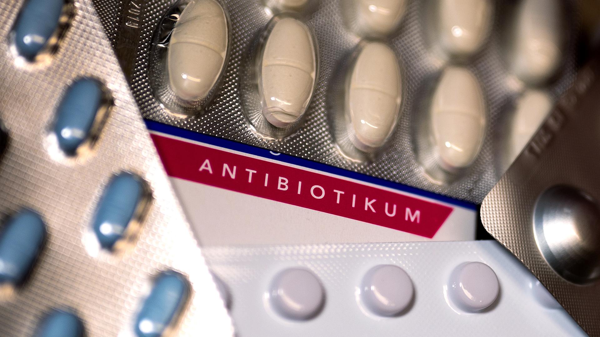 Es sind mehrere Packungen von Antibiotika zu sehen.