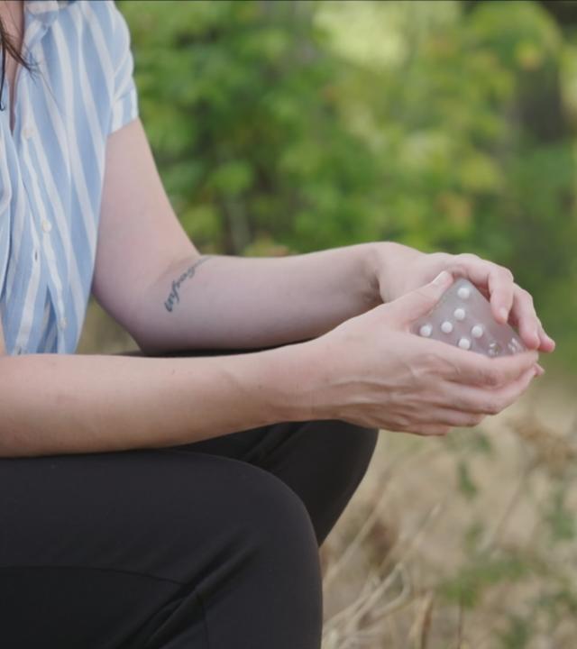 Frau mit Antidepressiva in der Hand