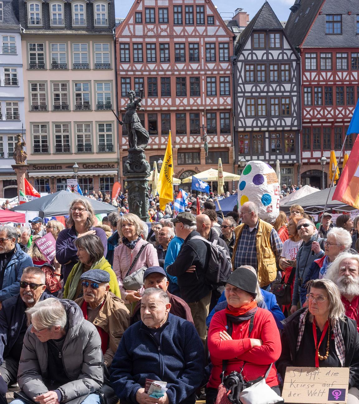 Hunderte Menschen haben sich am Ostermontag 2026 auf dem Römerberg zur Antikriegskundgebung versammelt.
