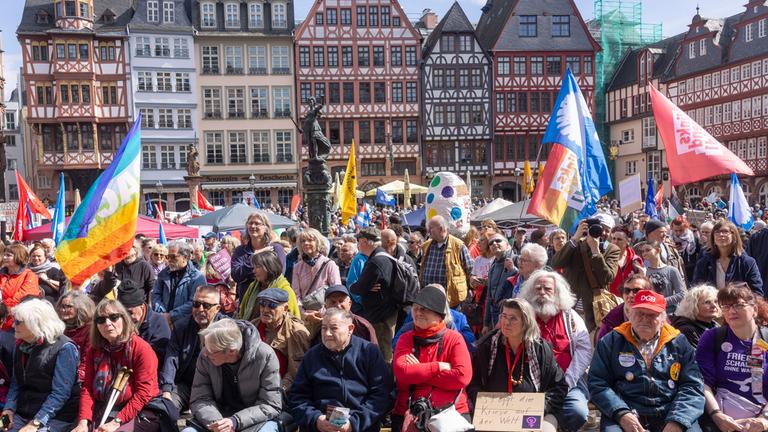 Hunderte Menschen haben sich am Ostermontag 2026 auf dem Römerberg zur Antikriegskundgebung versammelt.