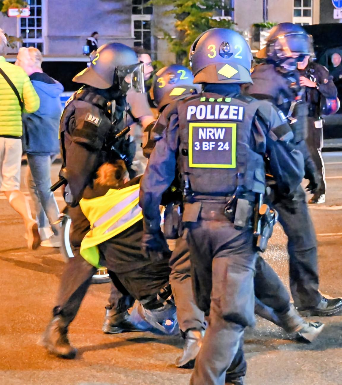 olizisten führen beim Anti-Kriegs-Marsch der Initiative "Rheinmetall Entwaffnen" einen Teilnehmer ab.
