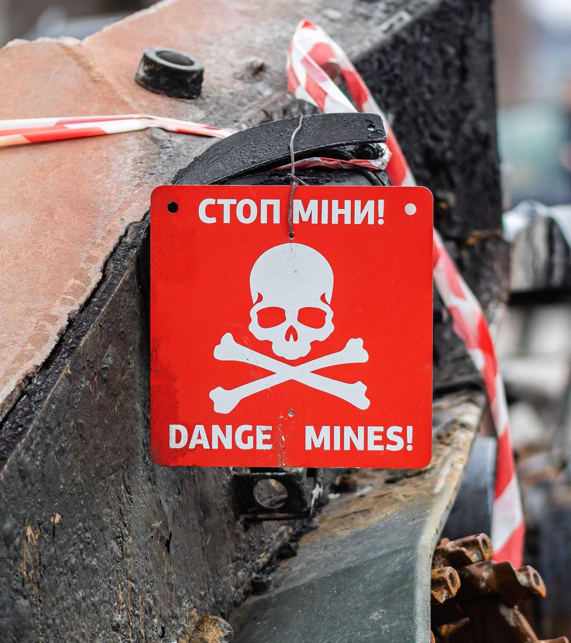 Warnschild mit Schrift "Danger Mines"