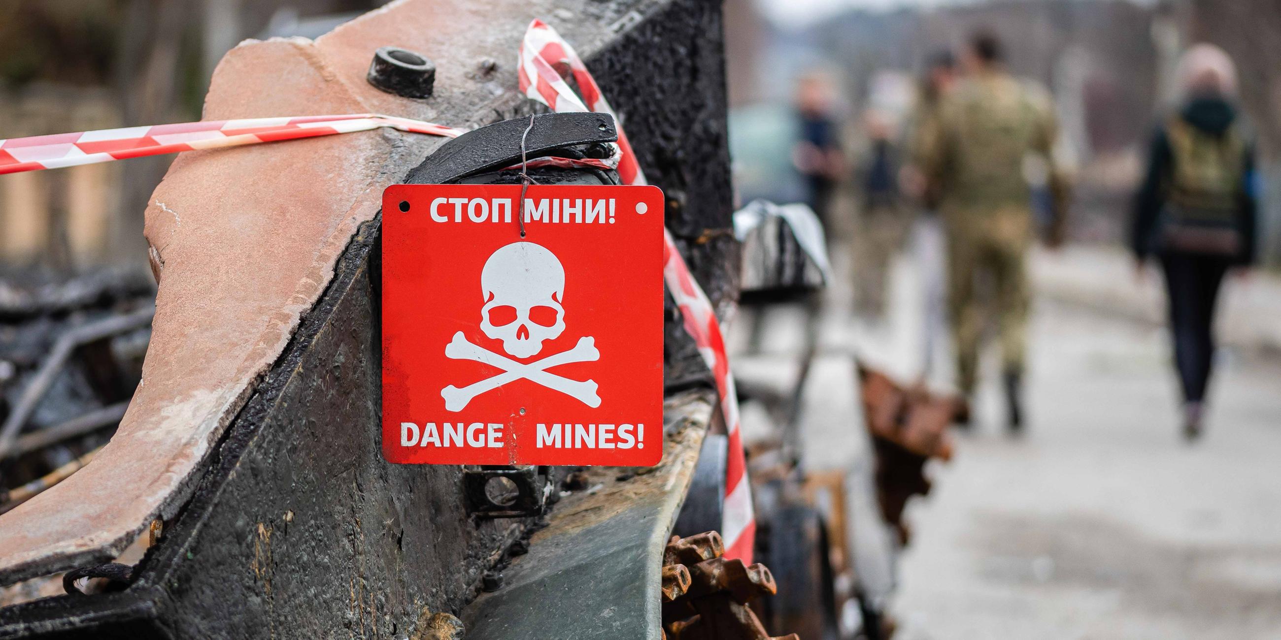 Warnschild mit Schrift "Danger Mines"