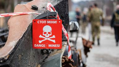 Warnschild mit Schrift "Danger Mines"
