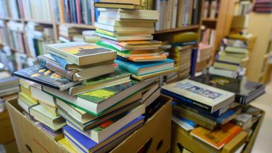 Kaufen KI-Entwickler Massen an alten Büchern zum Training künstlicher Intelligenz? Buchhändler schlagen Alarm.