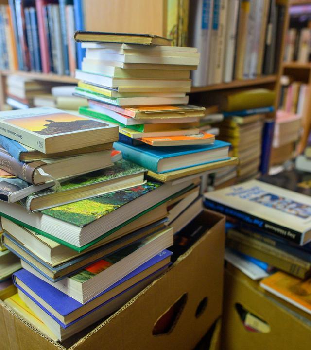 Kaufen KI-Entwickler Massen an alten Büchern zum Training künstlicher Intelligenz? Buchhändler schlagen Alarm.