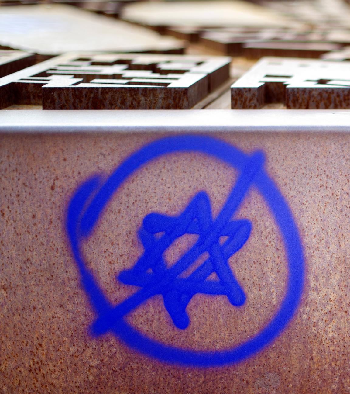 09.06.2013, berlin: ein hakenkreuz und ein durchgestrichener davidstern sind an einer gedenkstaette zu sehen. 