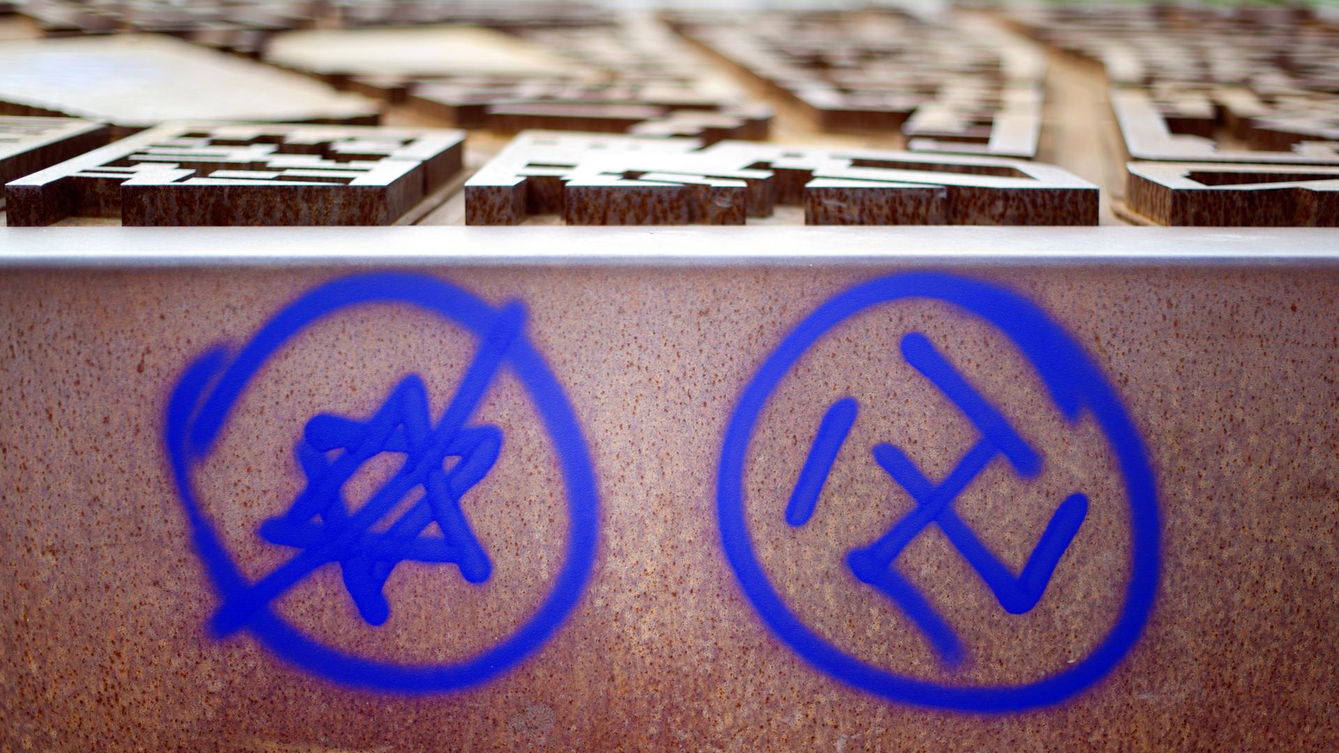 09.06.2013, berlin: ein hakenkreuz und ein durchgestrichener davidstern sind an einer gedenkstaette zu sehen. 