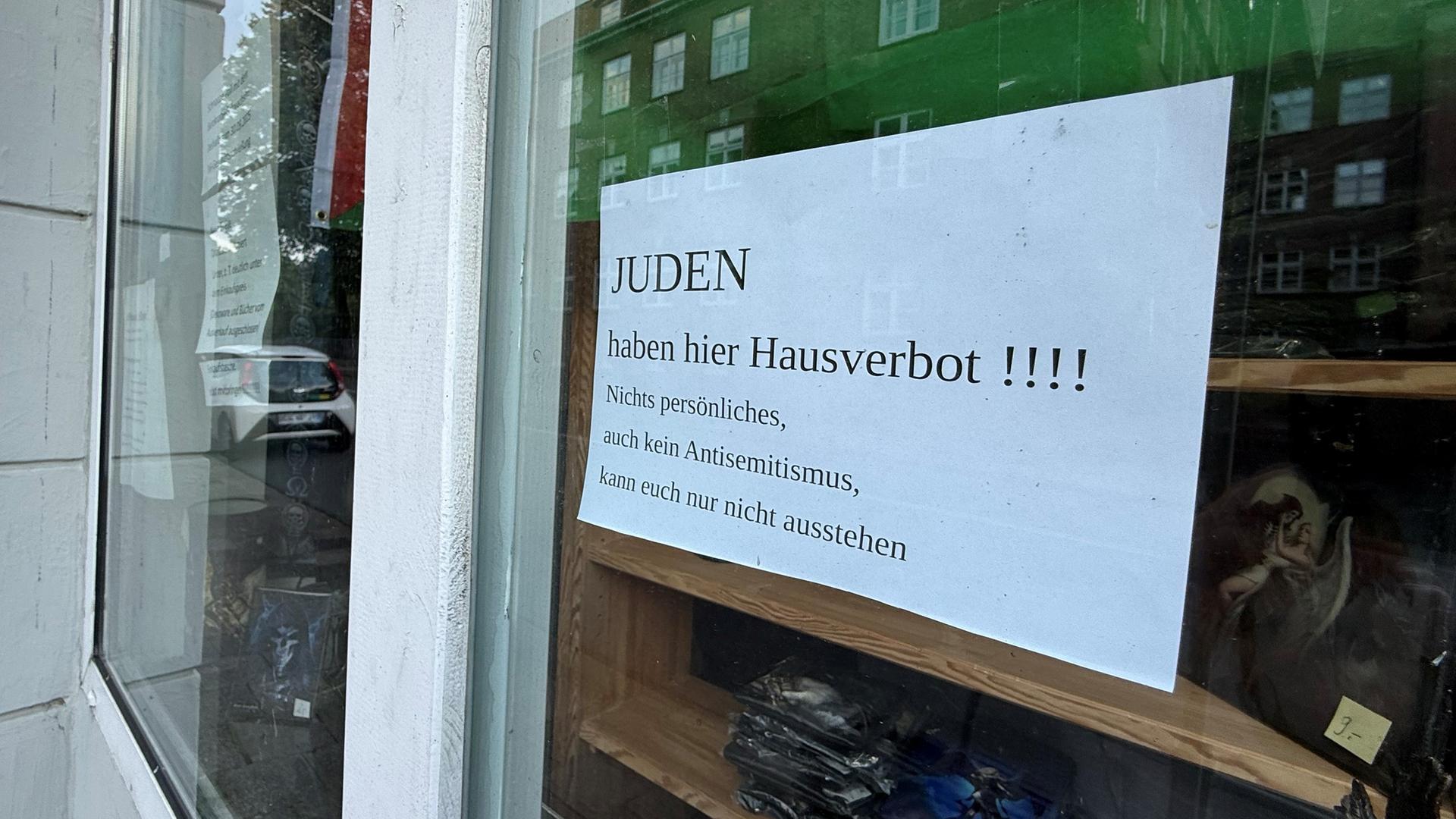 Ein Aushang "JUDEN haben hier Hausverbot!!!!" hängt in einem Schaufenster.