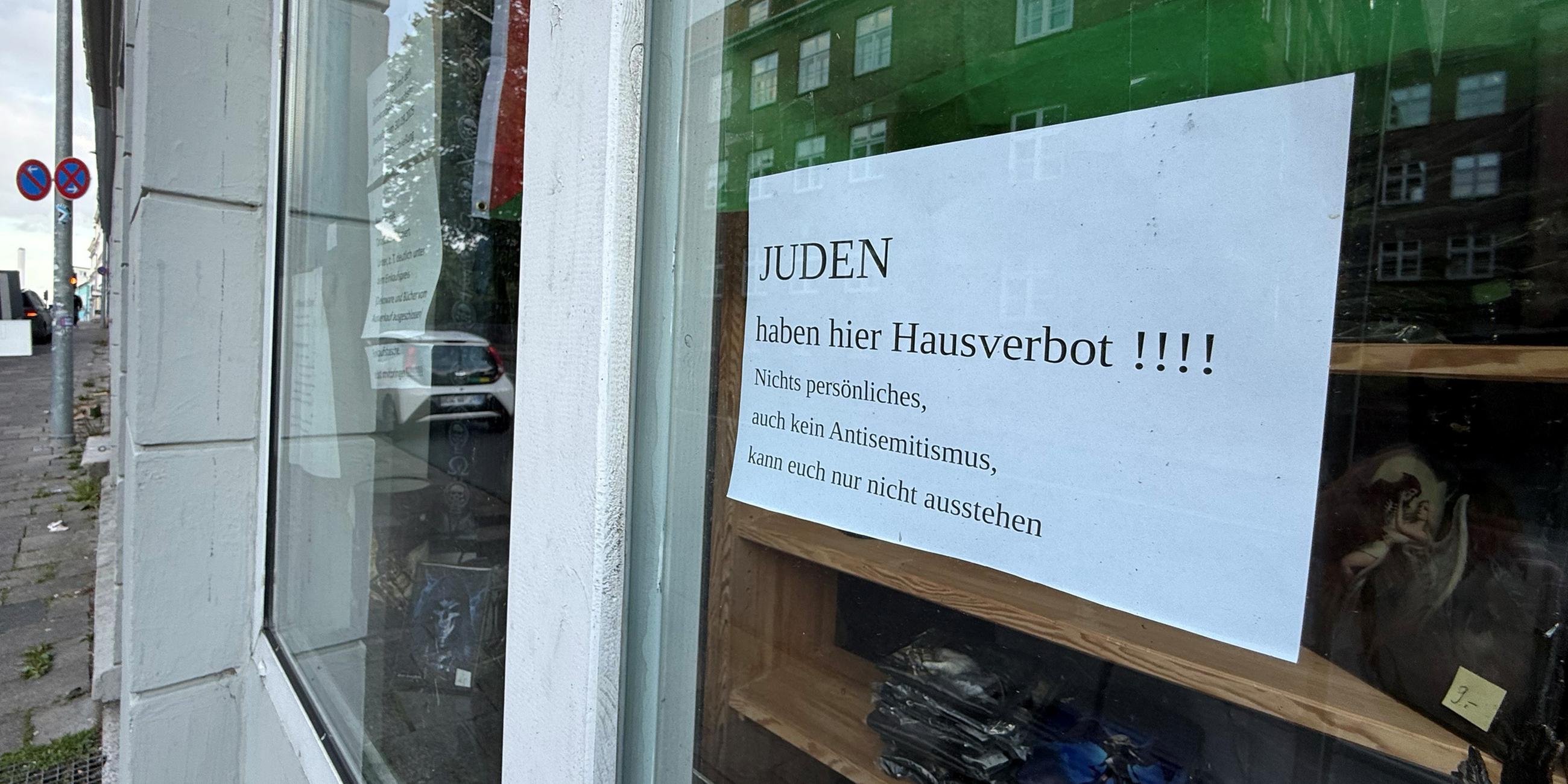 Ein Aushang "JUDEN haben hier Hausverbot!!!!" hängt in einem Schaufenster.