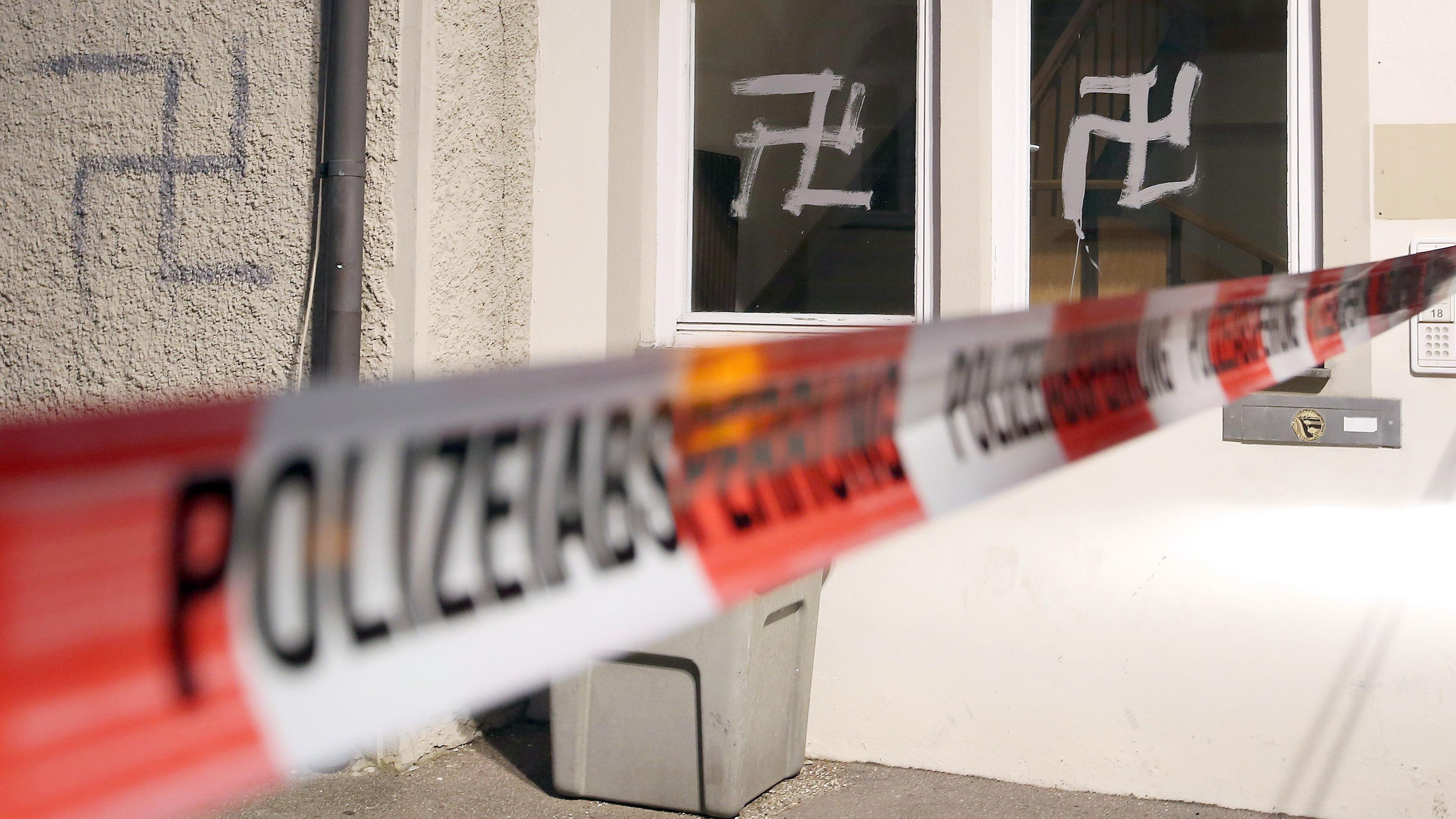 Hetzparolen und Hakenkreuze sind an der Wand einer Notunterkunft für Flüchtlinge von Unbekannten Tätern aufgepinselt worden, aufgenommen am 13.07.2018