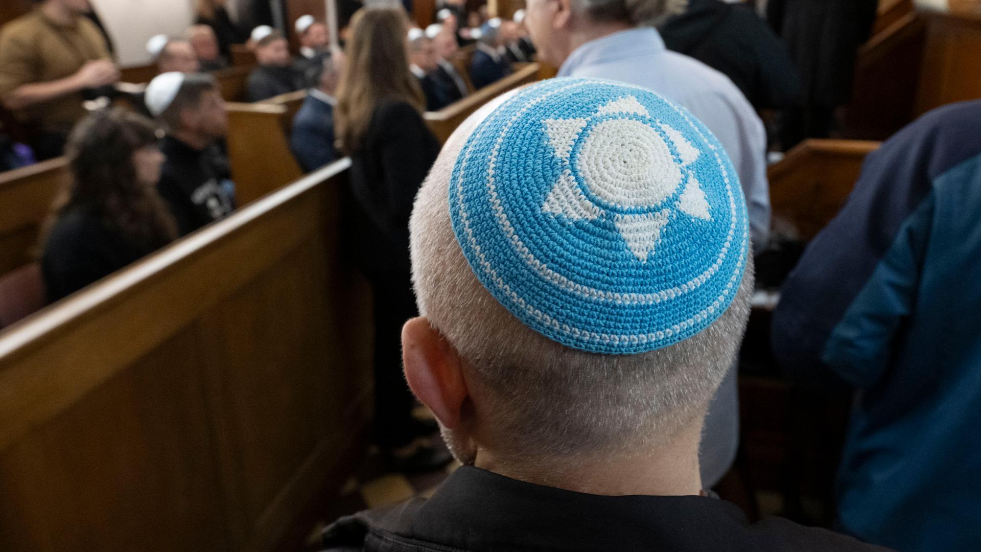 Archiv:  Ein Davidstern ist auf der Kippa eines Gemeindemitglieds in der Synagoge in Halle/Saale zu sehen. 