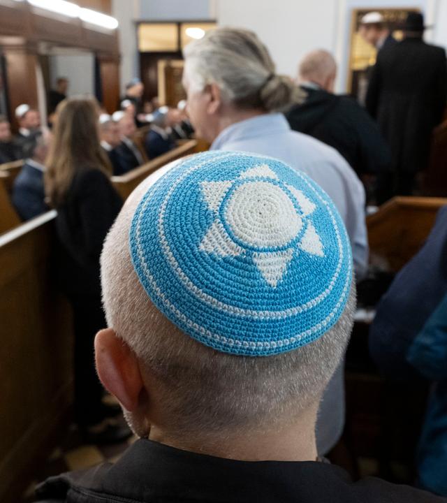 Archiv:  Ein Davidstern ist auf der Kippa eines Gemeindemitglieds in der Synagoge in Halle/Saale zu sehen. 