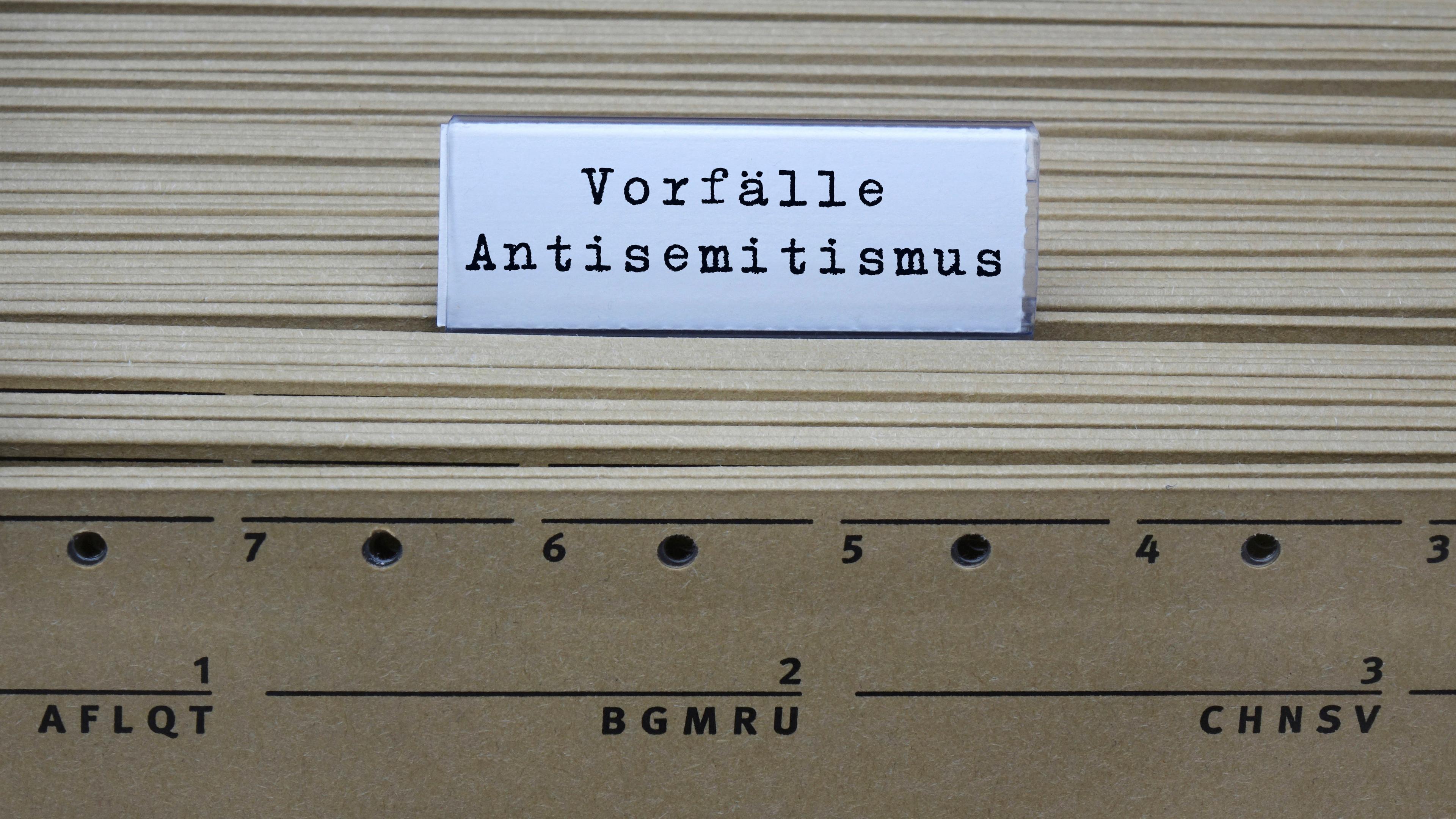 An einem Hängeregister stehen die Schriftzüge Vorfälle und Antisemitismus, aufgenommen am 13.11.2023