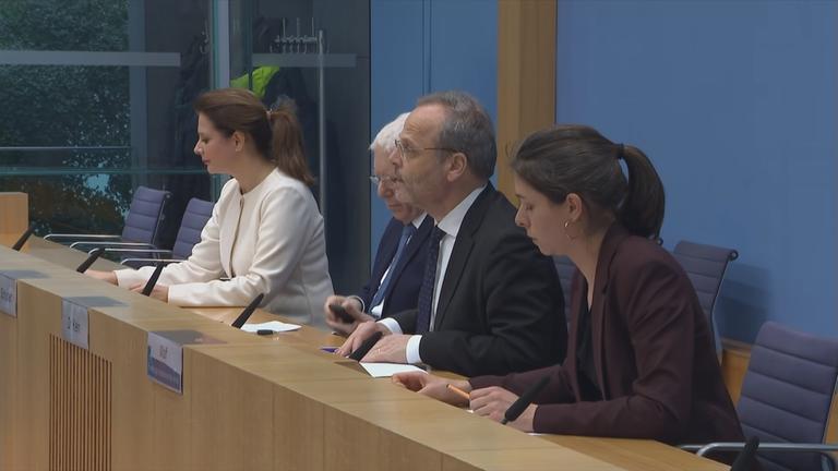 Auf dem Bild sieht man verschiede Politiker am Tisch sitzen.