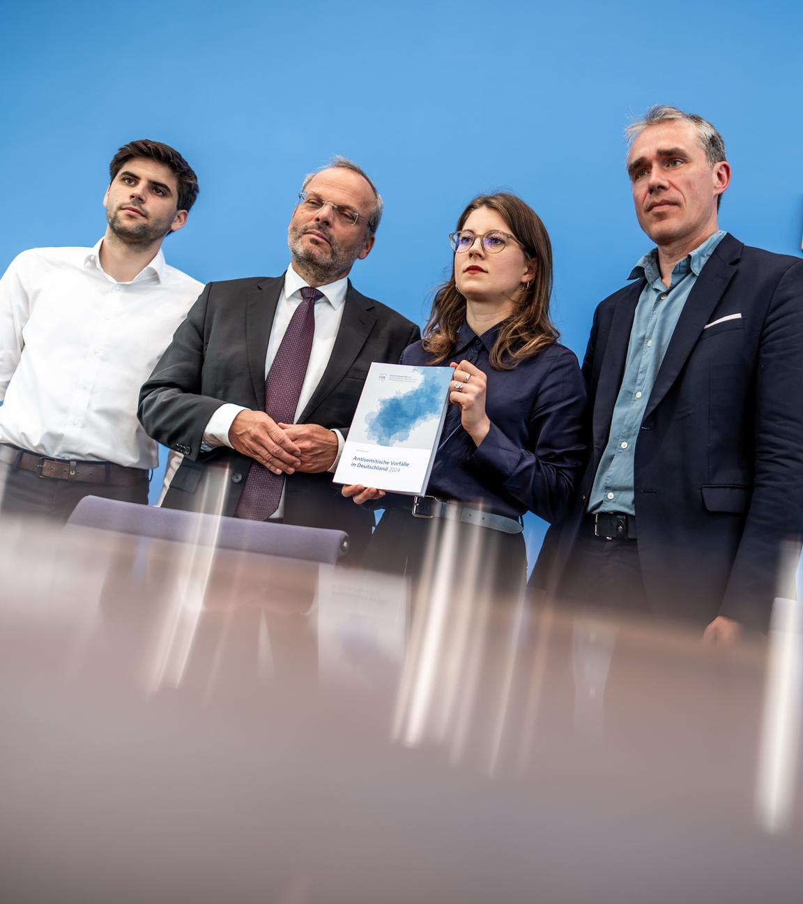 Ron Dekel, Präsident der Jüdischen Studierendenunion Deutschland, Felix Klein, Beauftragter der Bundesregierung für jüdisches Leben in Deutschland, Bianca Loy, wissenschaftliche Referentin beim Bundesverband RIAS e.V. (Bundesverband der Recherche- und Informationsstellen Antisemitismus), und Benjamin Steinitz, geschäftsführender Vorstand des Bundesverbands RIAS e.V., nehmen an der Pressekonferenz des Bundesverband RIAS zum Jahresbericht Antisemitische Vorfälle teil.