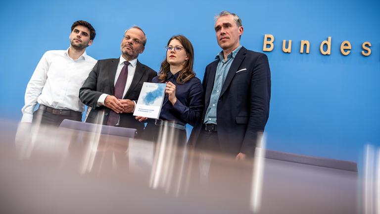 Ron Dekel, Präsident der Jüdischen Studierendenunion Deutschland, Felix Klein, Beauftragter der Bundesregierung für jüdisches Leben in Deutschland, Bianca Loy, wissenschaftliche Referentin beim Bundesverband RIAS e.V. (Bundesverband der Recherche- und Informationsstellen Antisemitismus), und Benjamin Steinitz, geschäftsführender Vorstand des Bundesverbands RIAS e.V., nehmen an der Pressekonferenz des Bundesverband RIAS zum Jahresbericht Antisemitische Vorfälle teil.