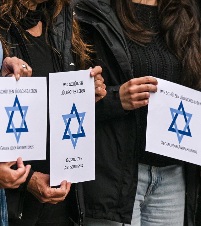 Teilnehmer der Aktion "Berlin trägt Davidstern" der Jüdischen Gemeinde zu Berlin.