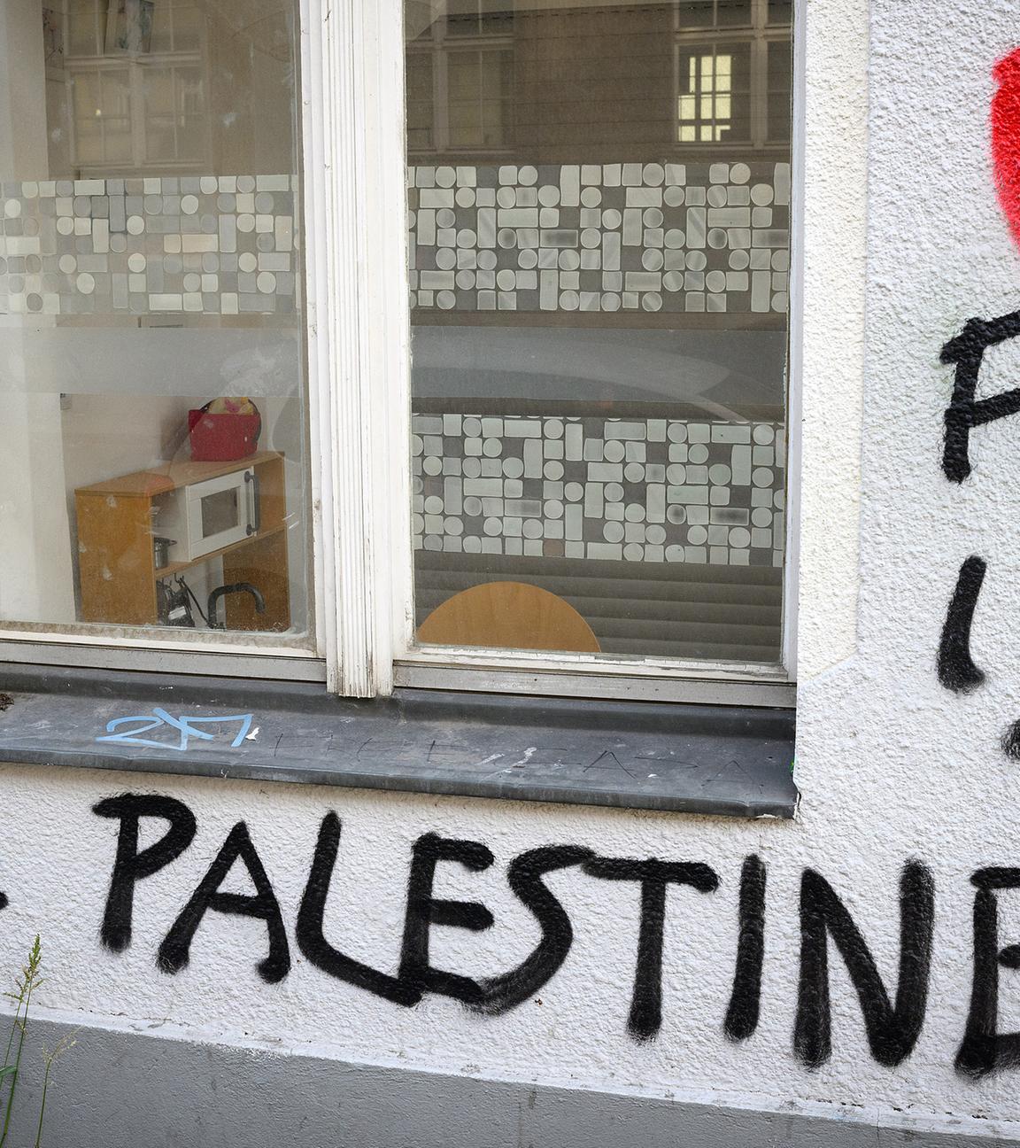 An zahlreichen Häusern in der Emser Straße in Neukölln sind rote Dreiecke, ein Zeichen der Hamas, und andere antisemitische und propalästinensische Parolen gesprüh