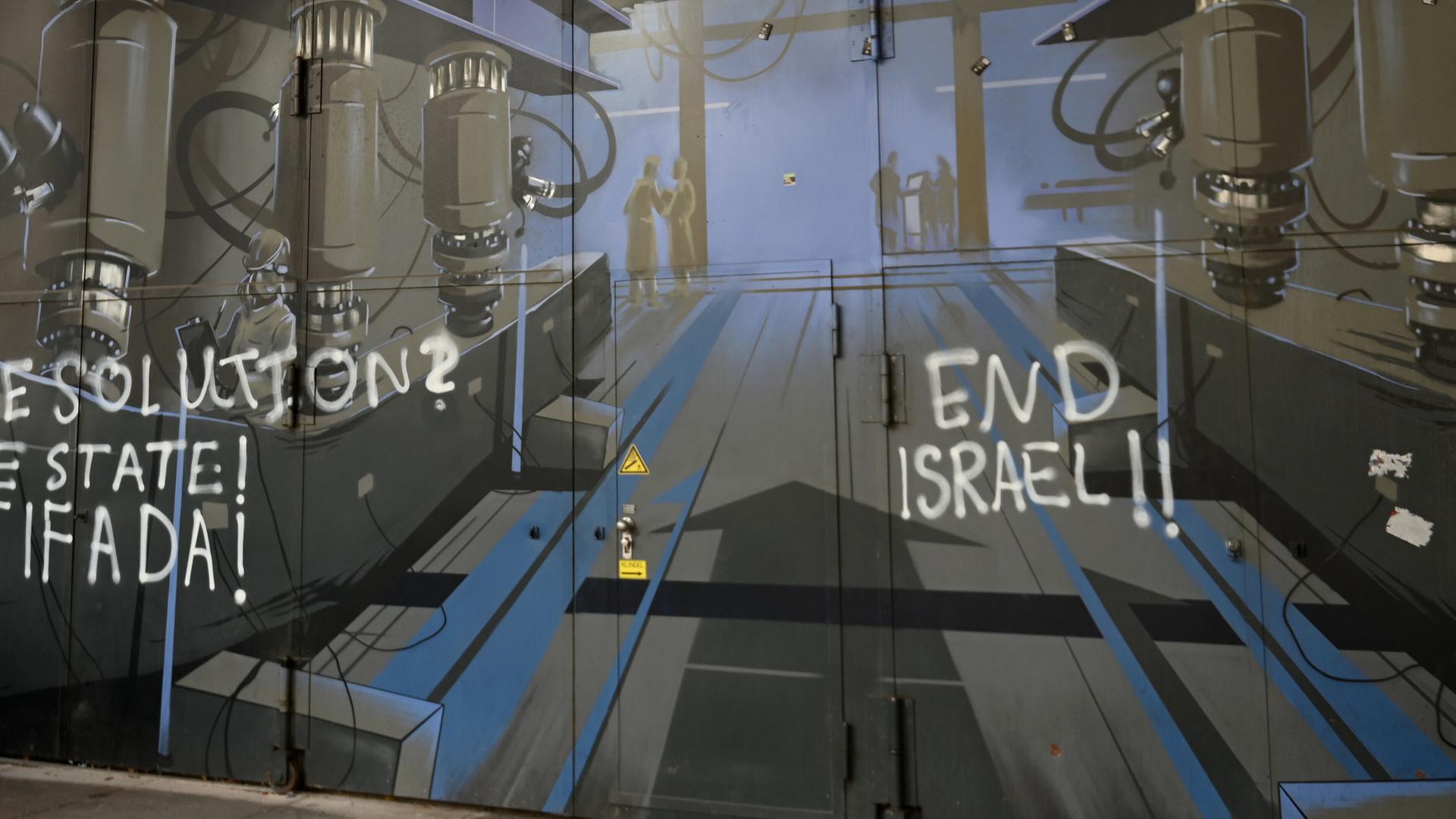 Anti-Israel-Schmierereien an der Fassade der Technischen Universität München.