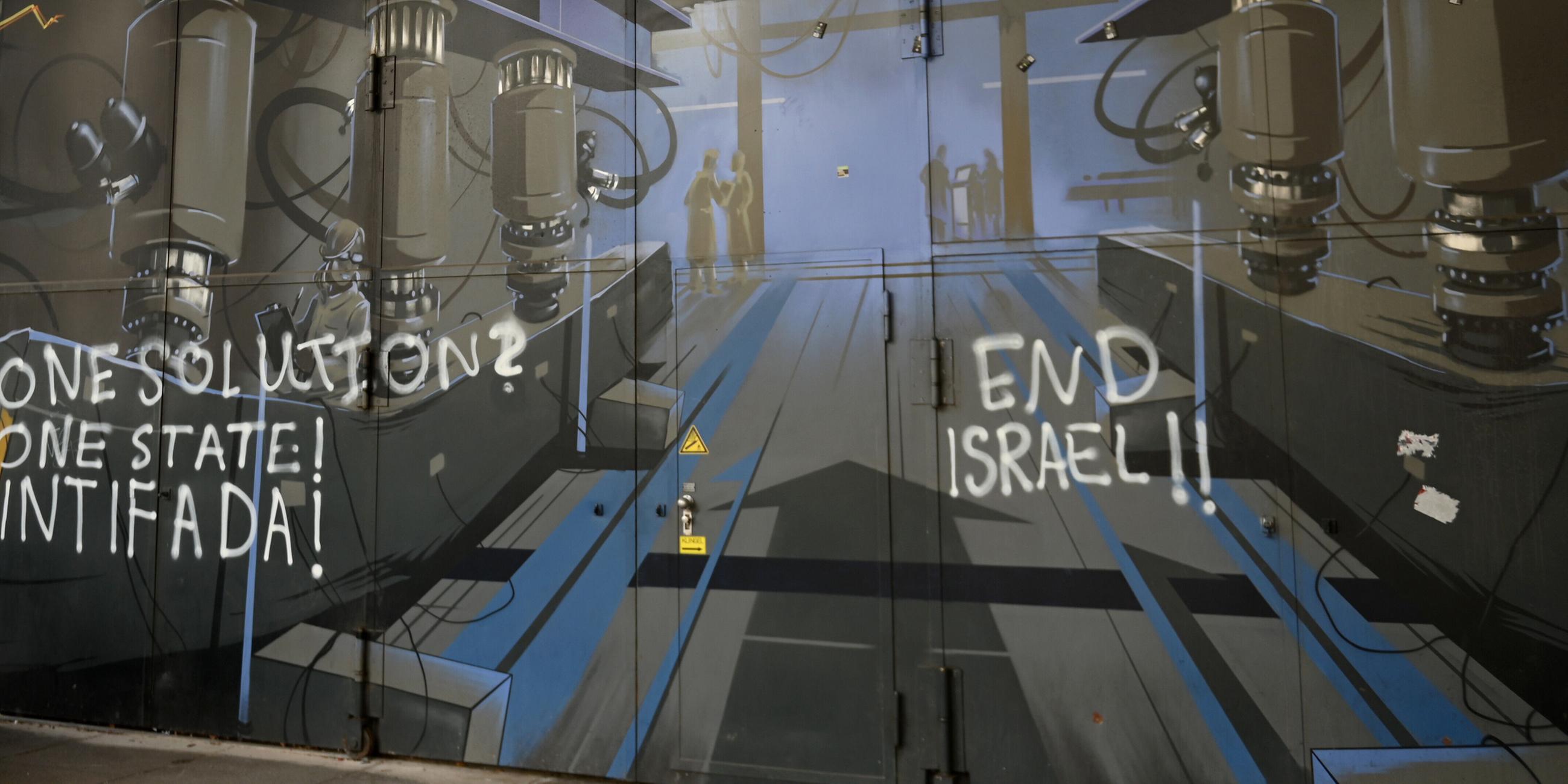 Anti-Israel-Schmierereien an der Fassade der Technischen Universität München.